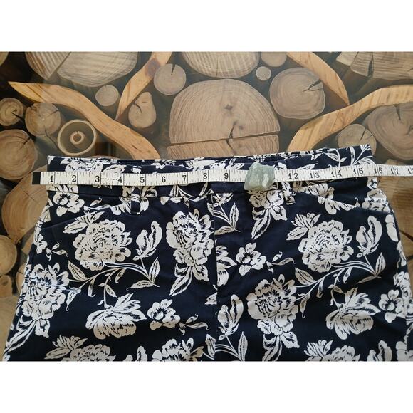GAP Signature Skinny Ankle Khaki Black White All Over Floral Pants Size 8 - Picture 5 of 11